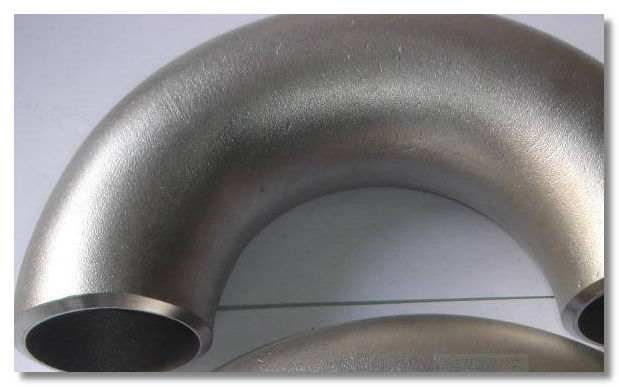 不銹鋼板沖壓模具彎頭材料的黏性較高,斷削特性差